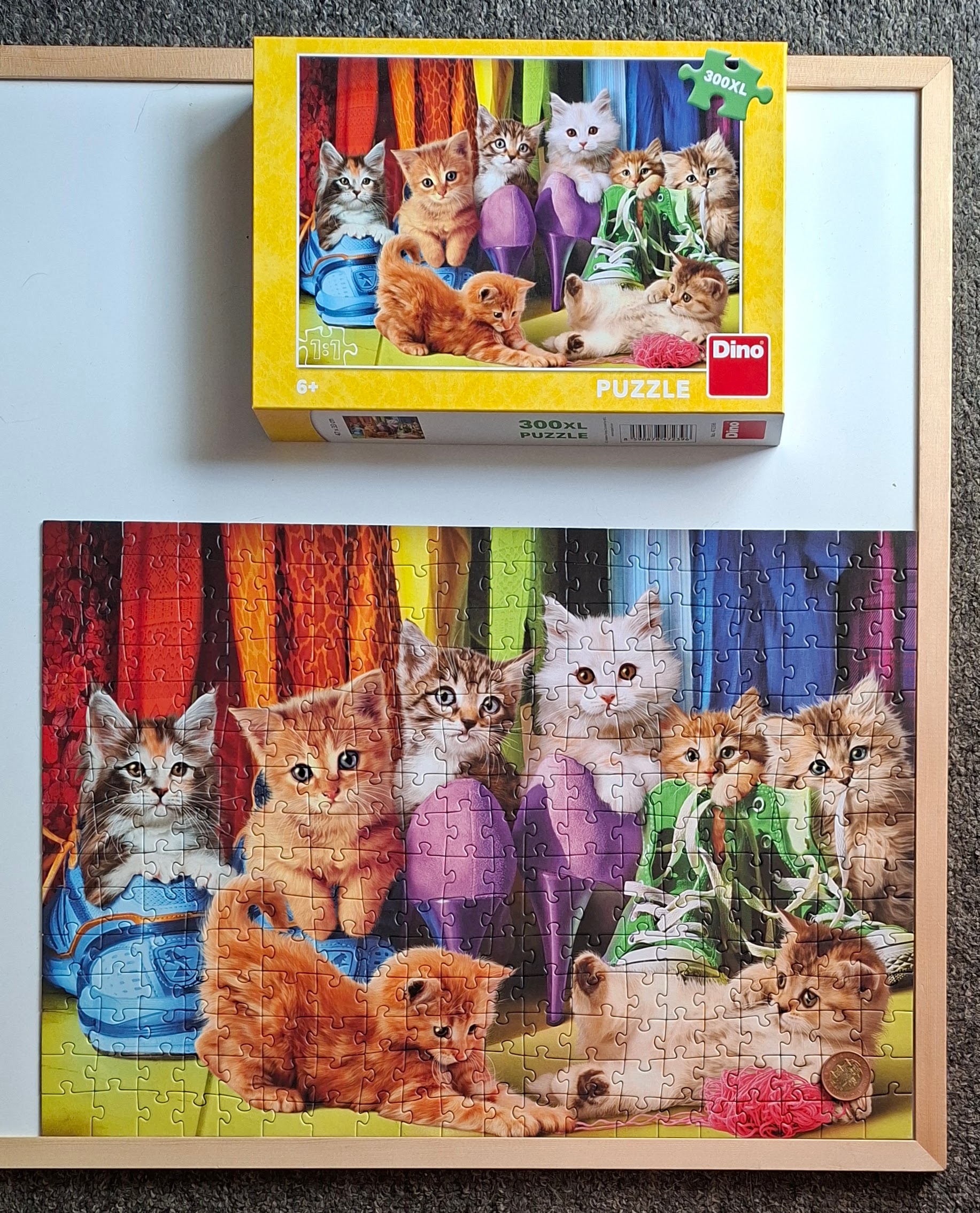 Hotové puzzle DINO 300 XL dílků s padesátikorunou jako měřítkem pro dílky